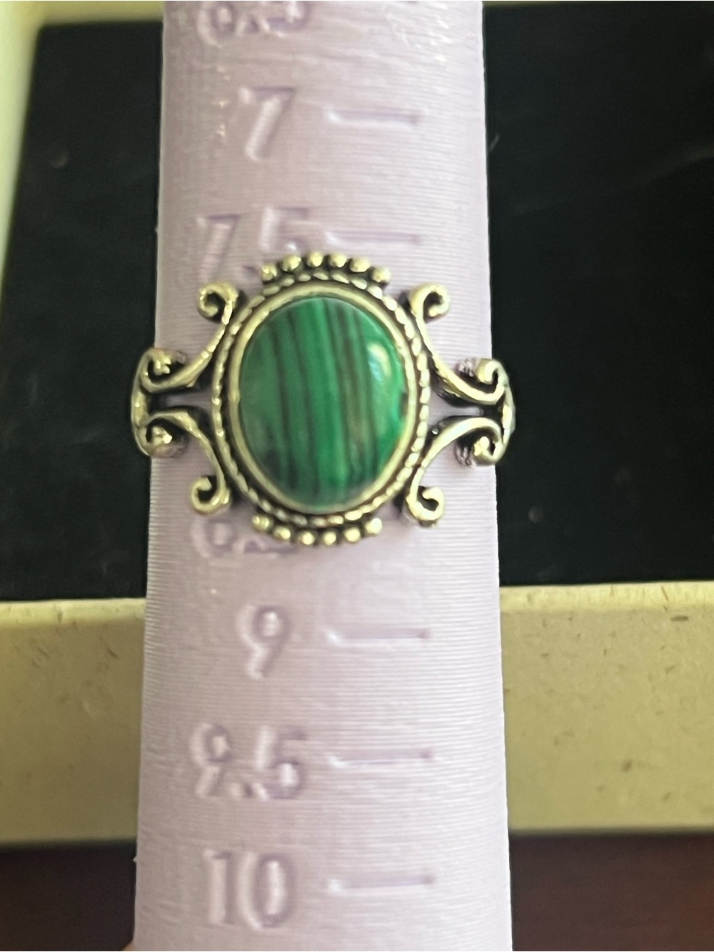 925 Sterling Silver Malachite Ring Size 8 Green Cabochon Ornate Scrollwork